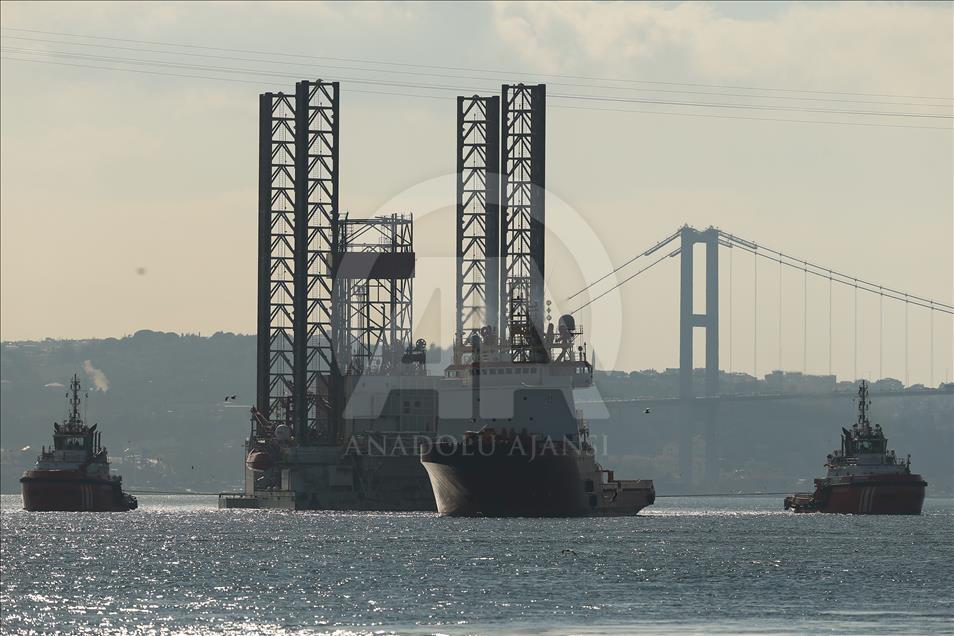 Petrol platformu taşıyan gemi yeniden İstanbul Boğazı'nda