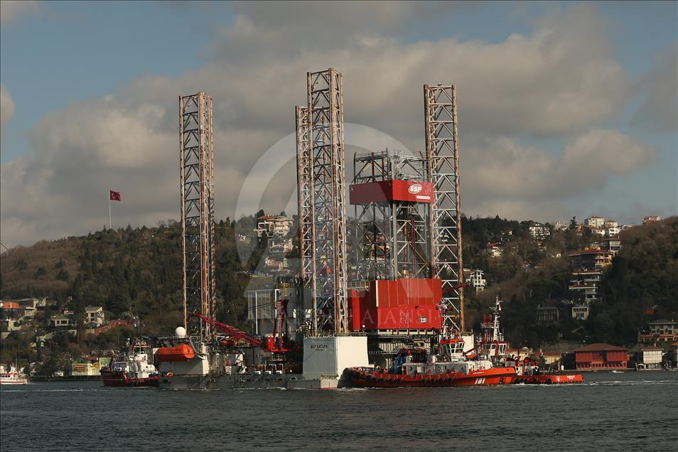 Petrol platformu taşıyan gemi yeniden İstanbul Boğazı'nda