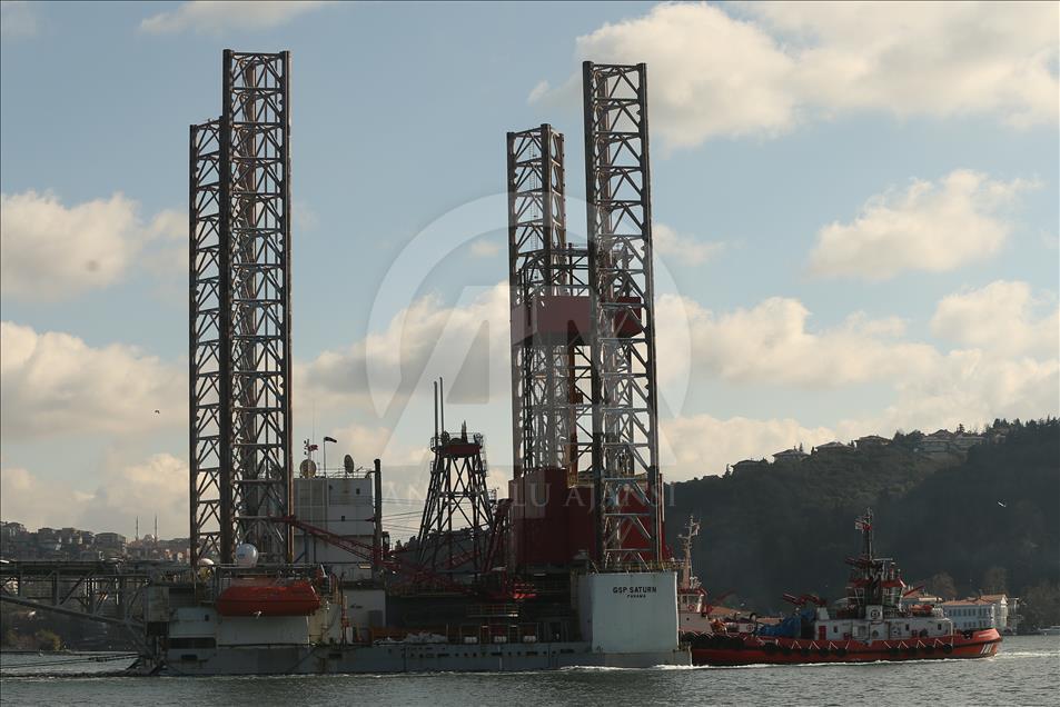 Petrol platformu taşıyan gemi yeniden İstanbul Boğazı'nda