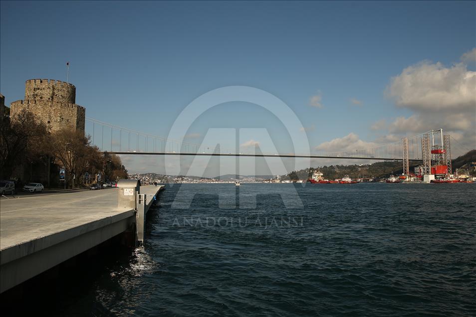 Petrol platformu taşıyan gemi yeniden İstanbul Boğazı'nda