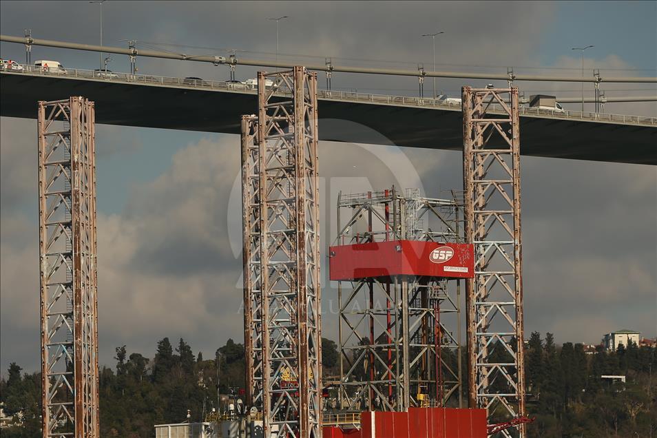 Petrol platformu taşıyan gemi yeniden İstanbul Boğazı'nda