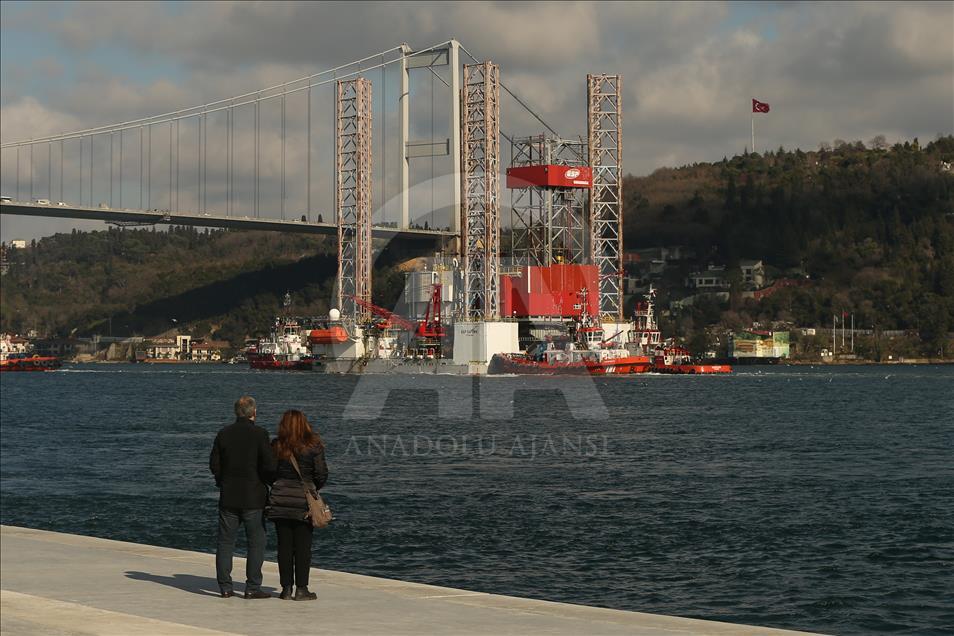 Petrol platformu taşıyan gemi yeniden İstanbul Boğazı'nda