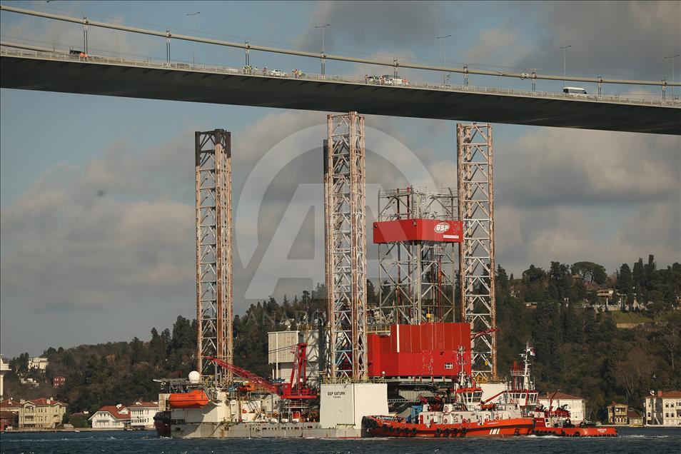 Petrol platformu taşıyan gemi yeniden İstanbul Boğazı'nda