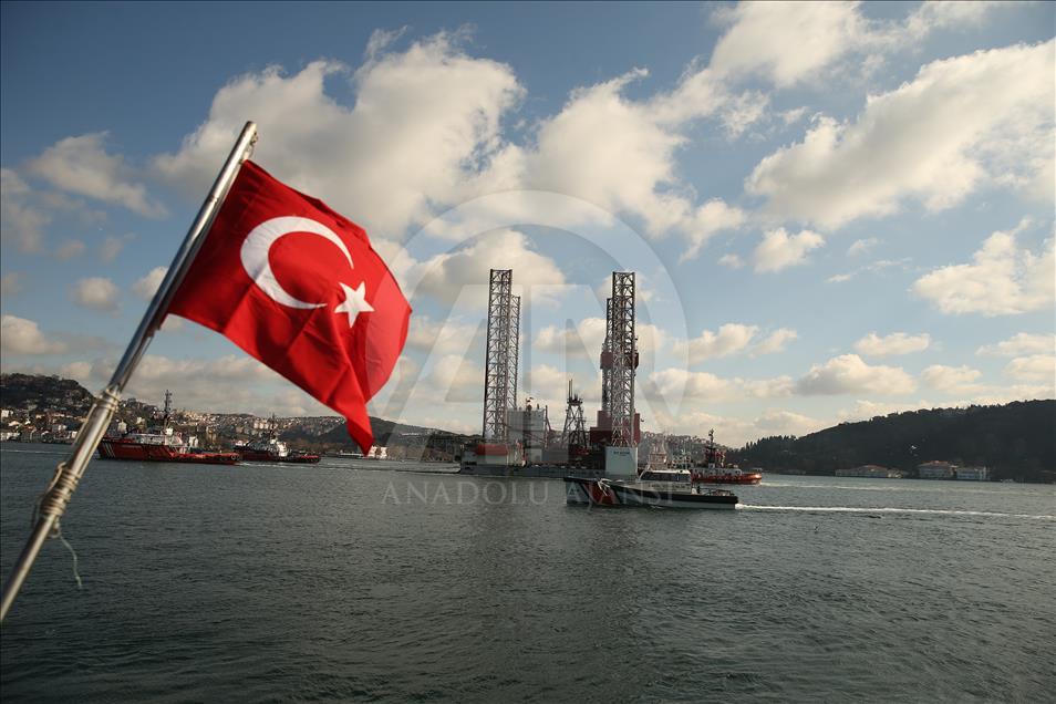Petrol platformu taşıyan gemi yeniden İstanbul Boğazı'nda
