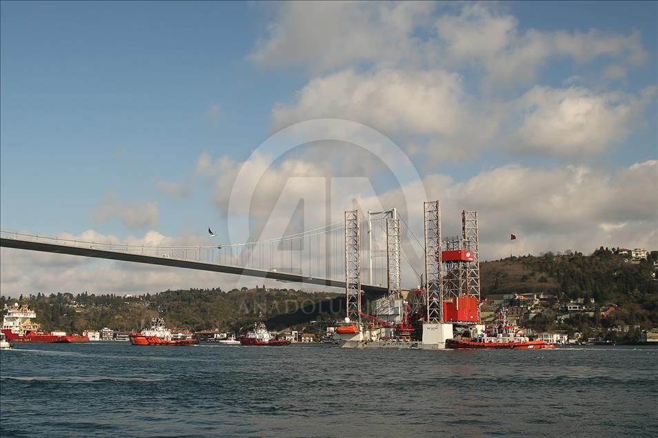 Petrol platformu taşıyan gemi yeniden İstanbul Boğazı'nda