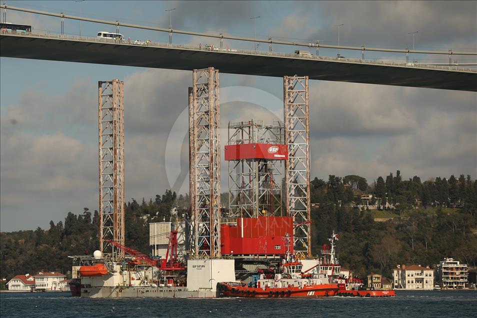Petrol platformu taşıyan gemi yeniden İstanbul Boğazı'nda