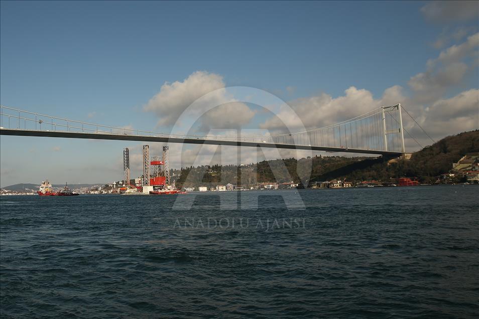 Petrol platformu taşıyan gemi yeniden İstanbul Boğazı'nda