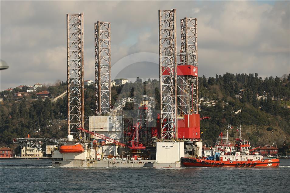 Petrol platformu taşıyan gemi yeniden İstanbul Boğazı'nda