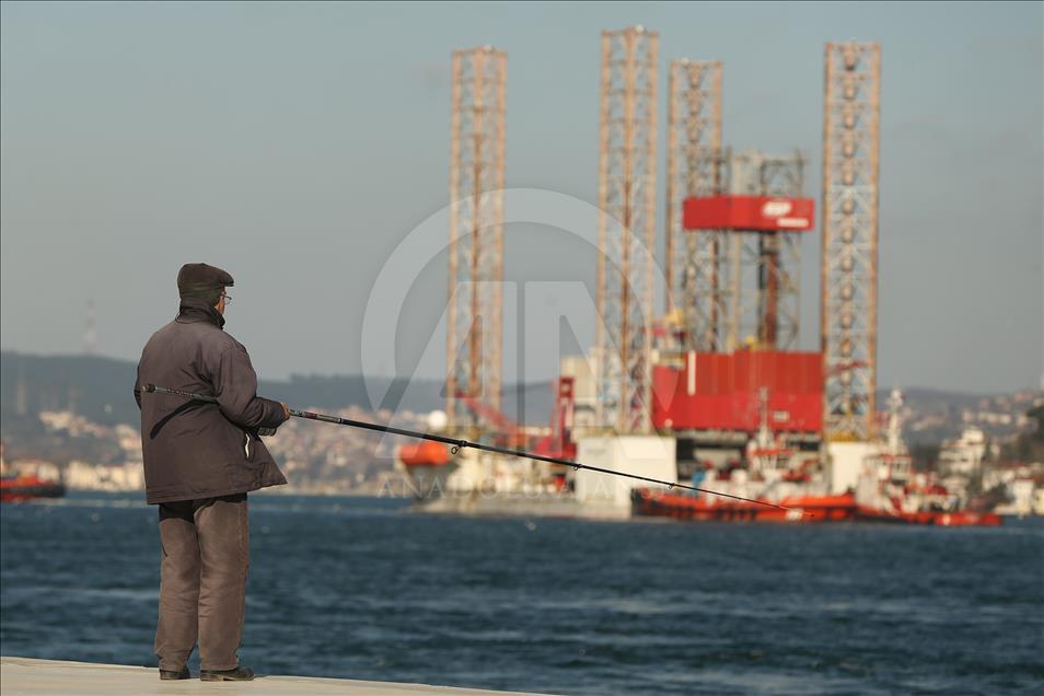 Petrol platformu taşıyan gemi yeniden İstanbul Boğazı'nda