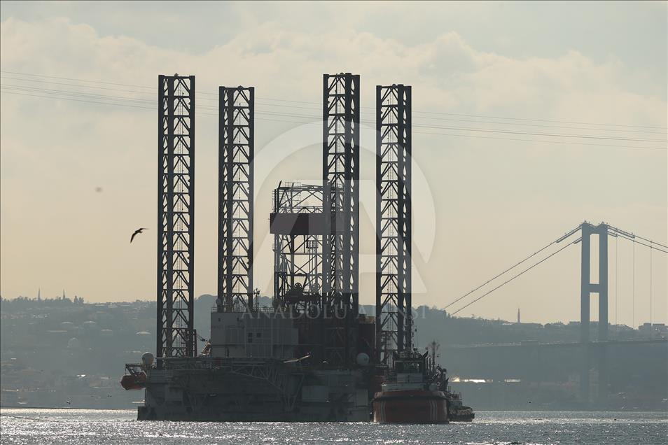 Petrol platformu taşıyan gemi yeniden İstanbul Boğazı'nda