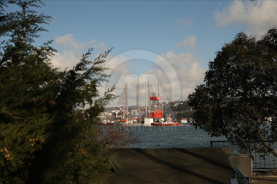 Petrol platformu taşıyan gemi yeniden İstanbul Boğazı'nda