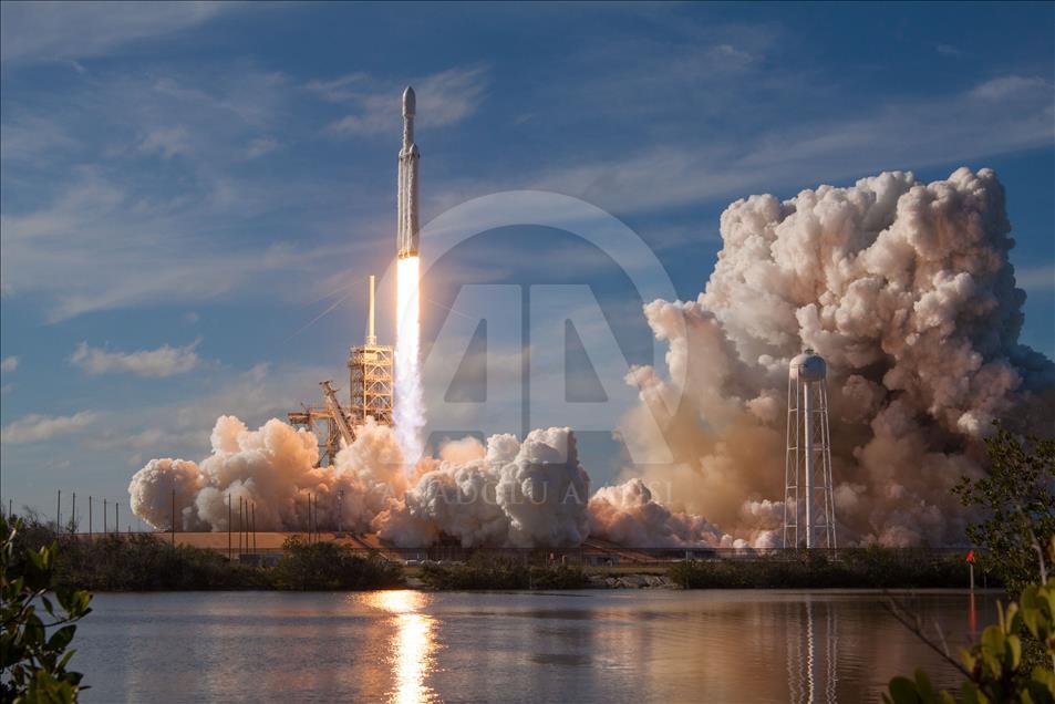 SpaceX luncurkan roket Falcon Heavy
