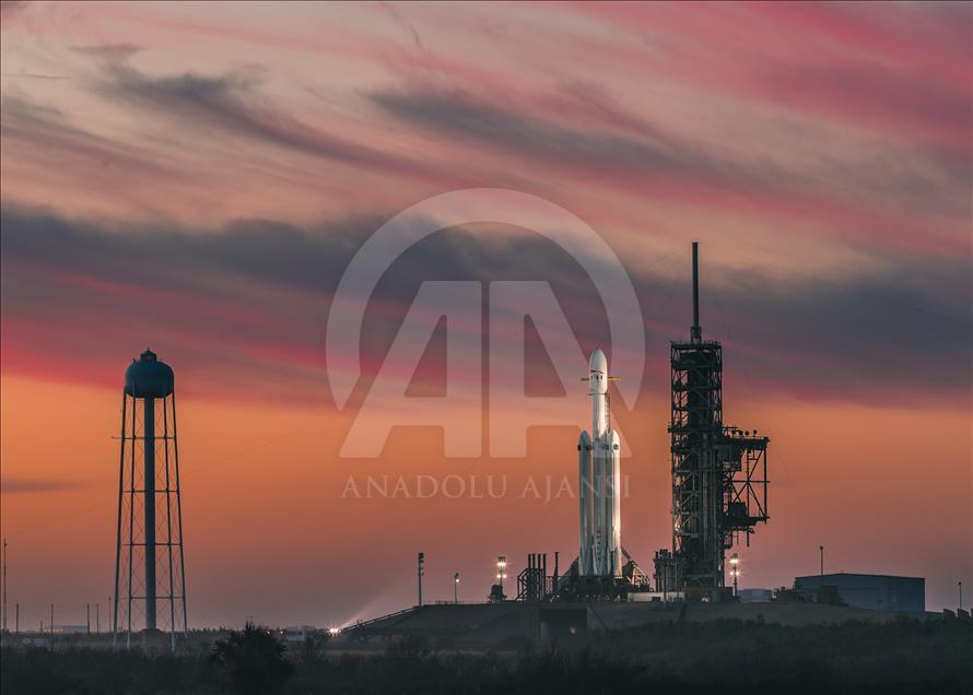 SpaceX luncurkan roket Falcon Heavy