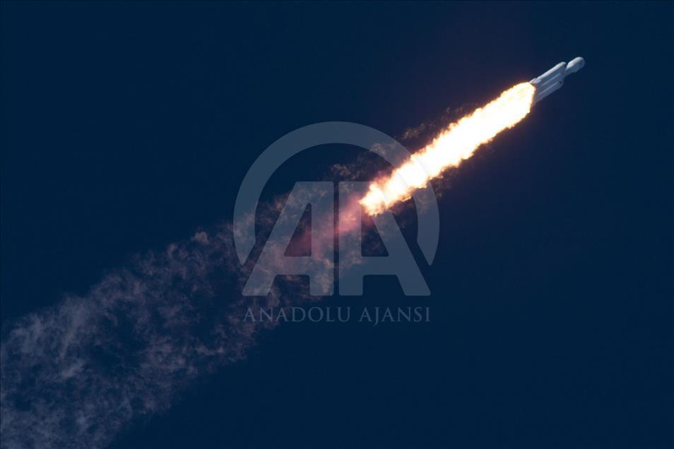 SpaceX luncurkan roket Falcon Heavy