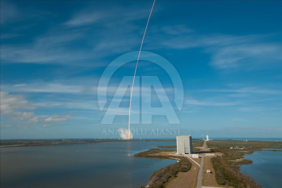 SpaceX, Falcon Heavy roketini fırlattı