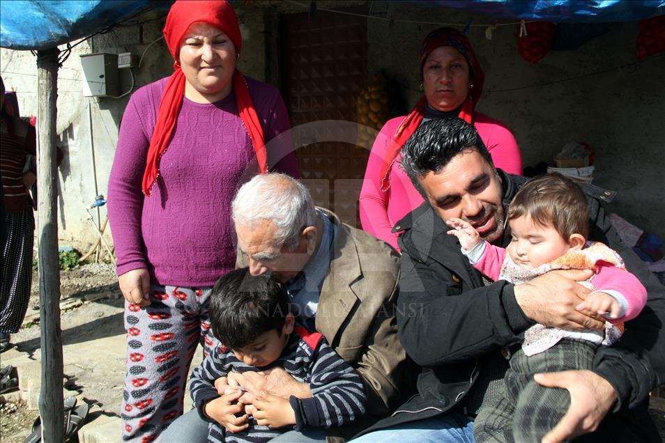 Mehmetçiğin kurtardığı Afrinli yaşlılar çocuklarına Türkiye'de kavuştu