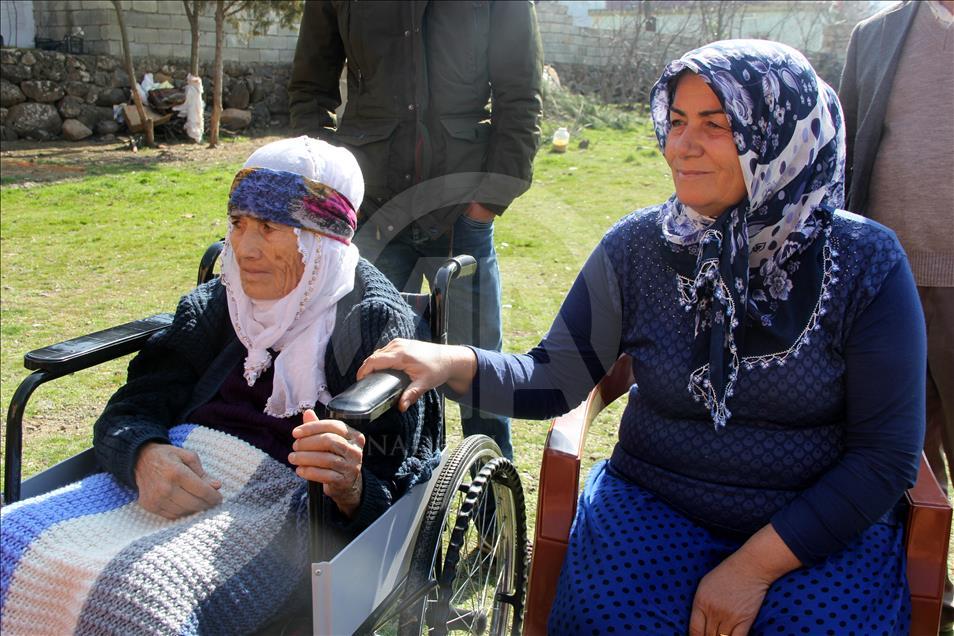 Mehmetçiğin kurtardığı Afrinli yaşlılar çocuklarına Türkiye'de kavuştu