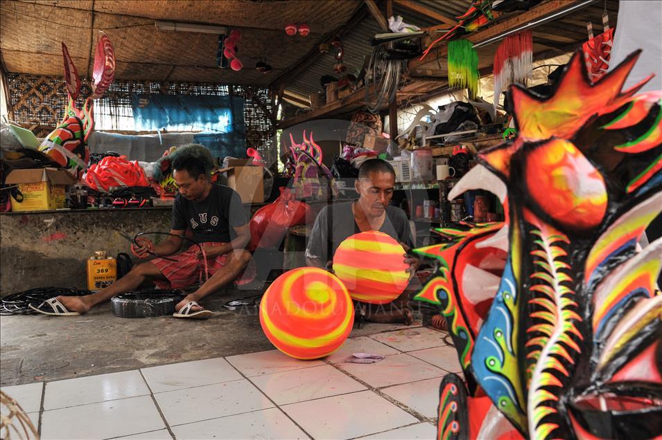 Melihat industri kerajinan Liong dan Barongsai