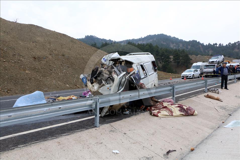 Kahramanmaraş'ta minibüs kamyona çarptı: 8 ölü, 8 yaralı