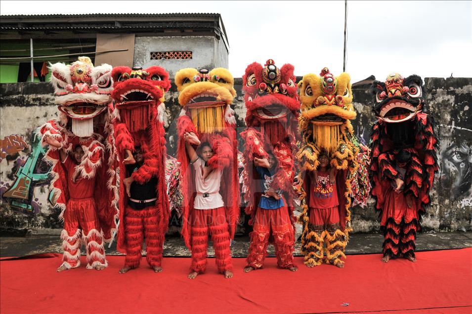 Melihat industri kerajinan Liong dan Barongsai