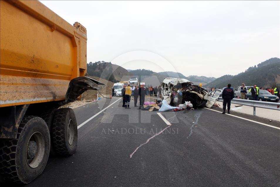 Kahramanmaraş'ta minibüs kamyona çarptı: 8 ölü, 8 yaralı