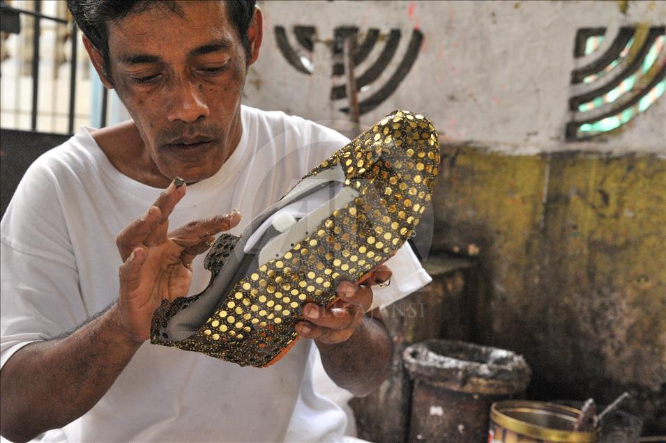 Melihat industri kerajinan Liong dan Barongsai