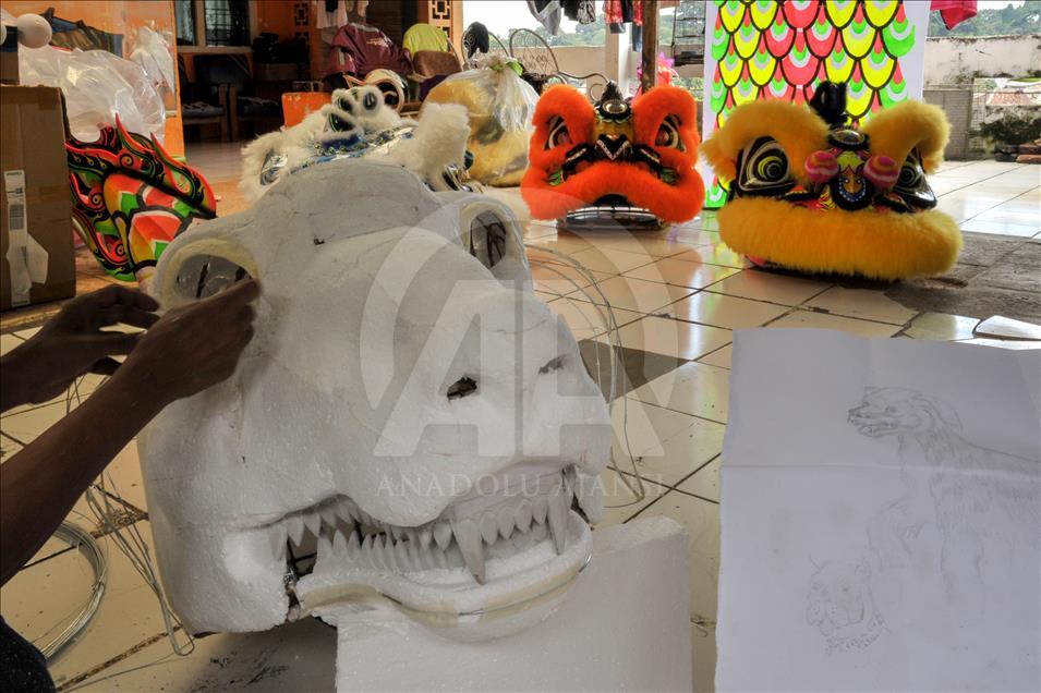 Melihat industri kerajinan Liong dan Barongsai