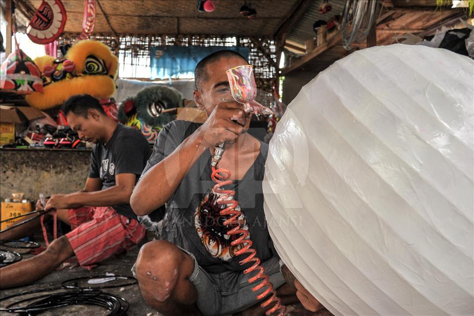 Melihat industri kerajinan Liong dan Barongsai
