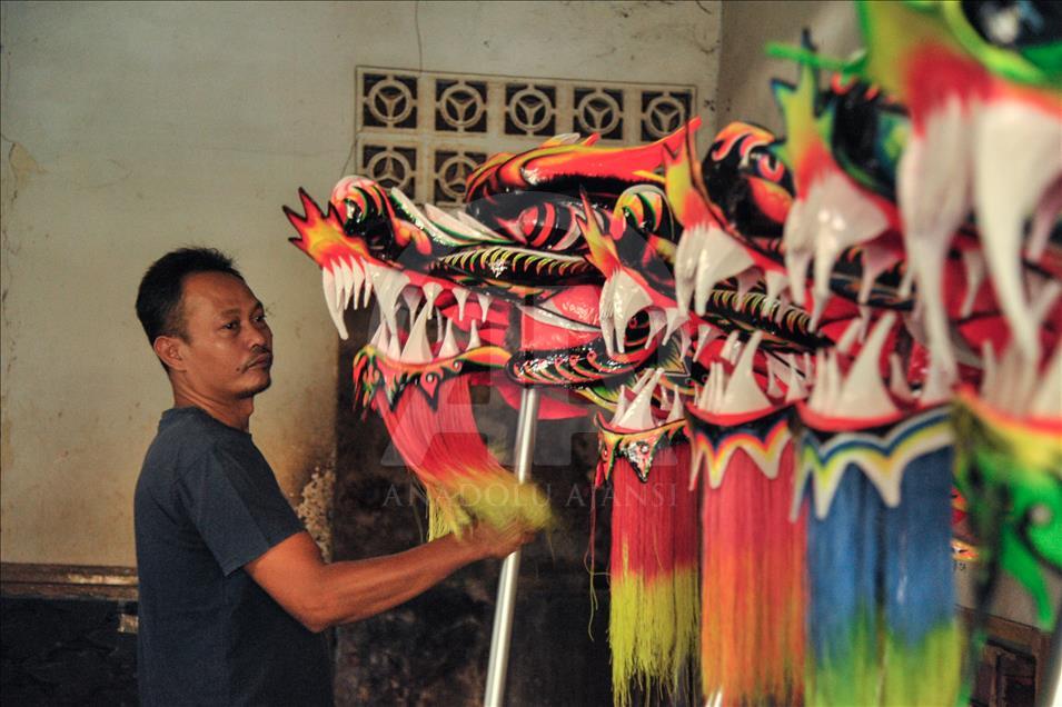 Melihat industri kerajinan Liong dan Barongsai