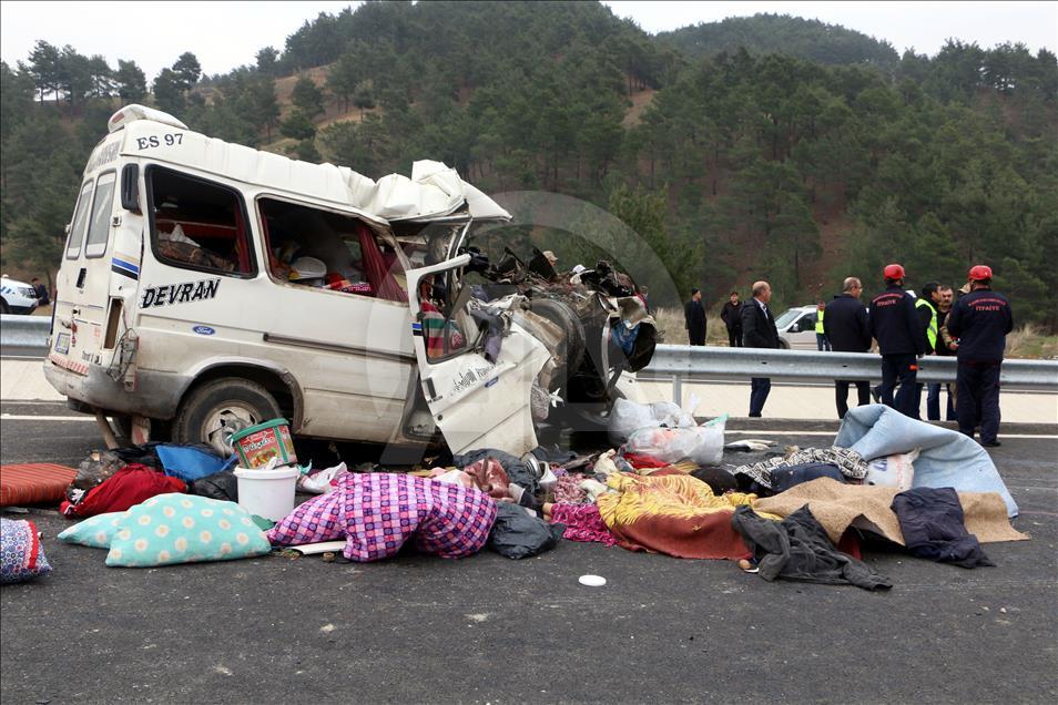 Kahramanmaraş'ta minibüs kamyona çarptı: 8 ölü, 8 yaralı