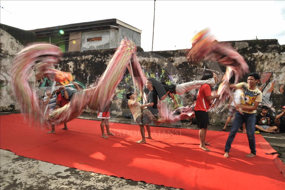 Melihat industri kerajinan Liong dan Barongsai