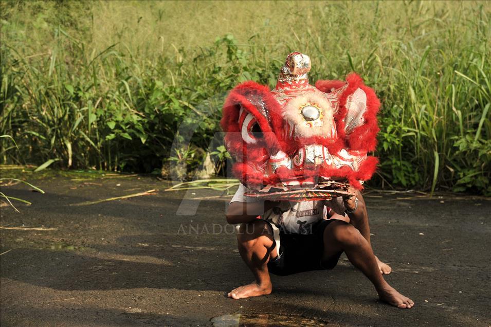 Melihat industri kerajinan Liong dan Barongsai
