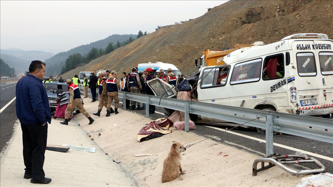Kahramanmaraş'ta minibüs kamyona çarptı: 8 ölü, 8 yaralı