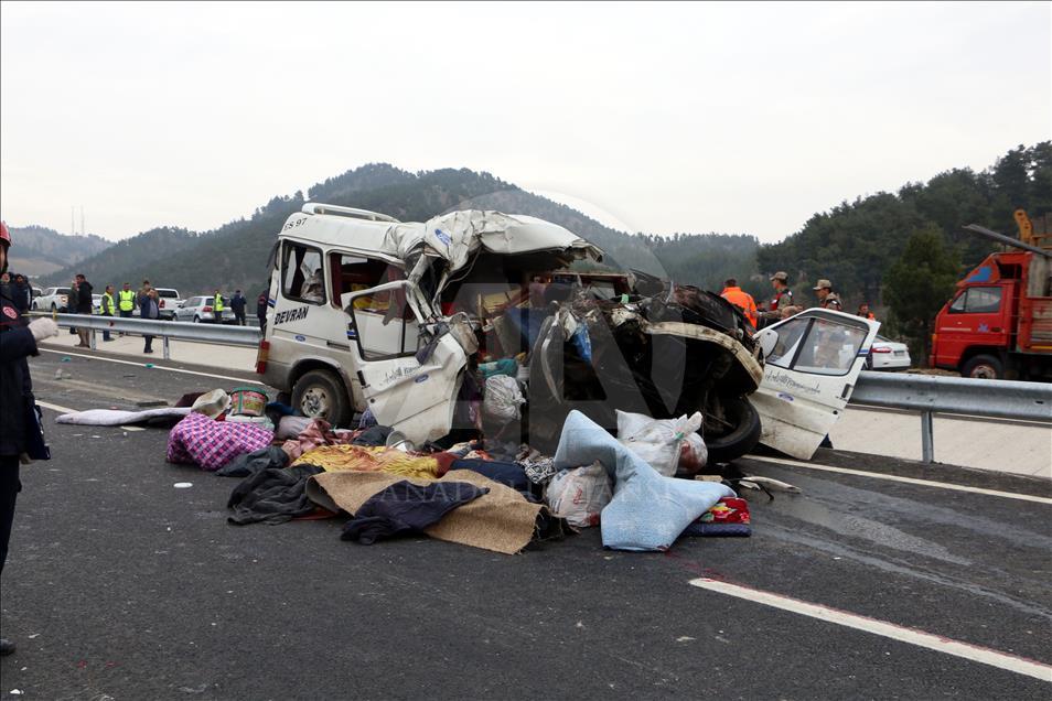 Kahramanmaraş'ta minibüs kamyona çarptı: 8 ölü, 8 yaralı