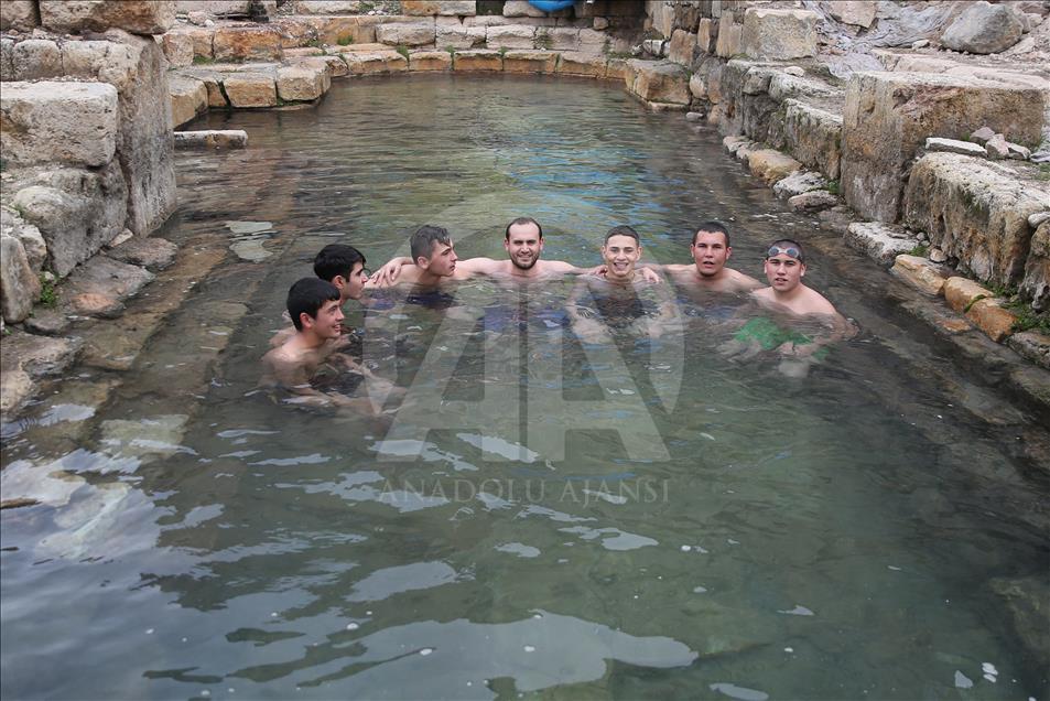 İki bin yıllık hamamda kış ortasında yüzme keyfi
