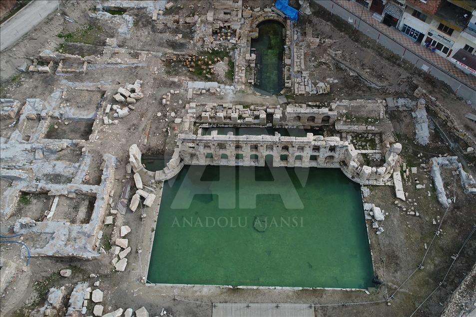 İki bin yıllık hamamda kış ortasında yüzme keyfi