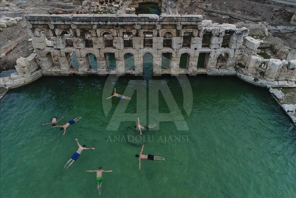 İki bin yıllık hamamda kış ortasında yüzme keyfi