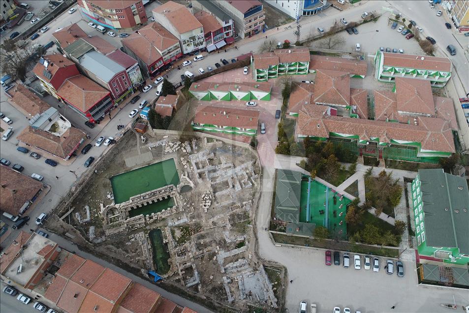 İki bin yıllık hamamda kış ortasında yüzme keyfi