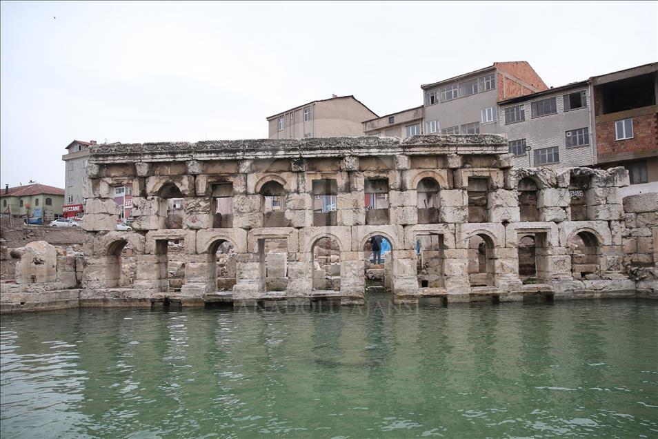 İki bin yıllık hamamda kış ortasında yüzme keyfi