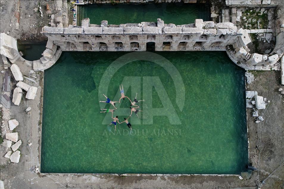 İki bin yıllık hamamda kış ortasında yüzme keyfi