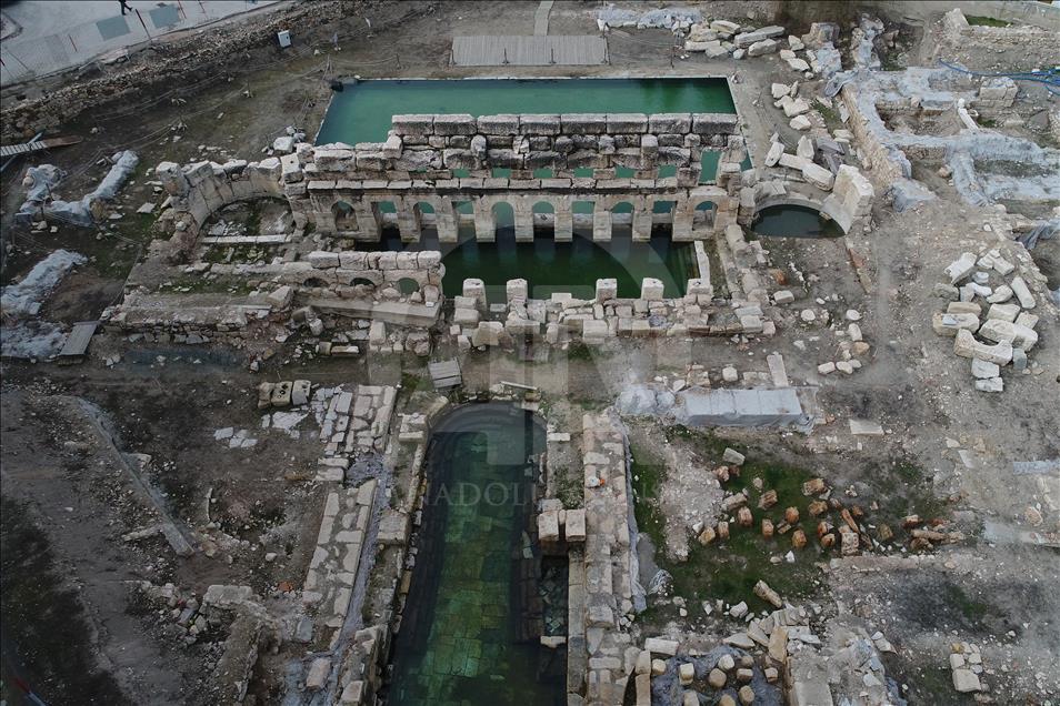 İki bin yıllık hamamda kış ortasında yüzme keyfi