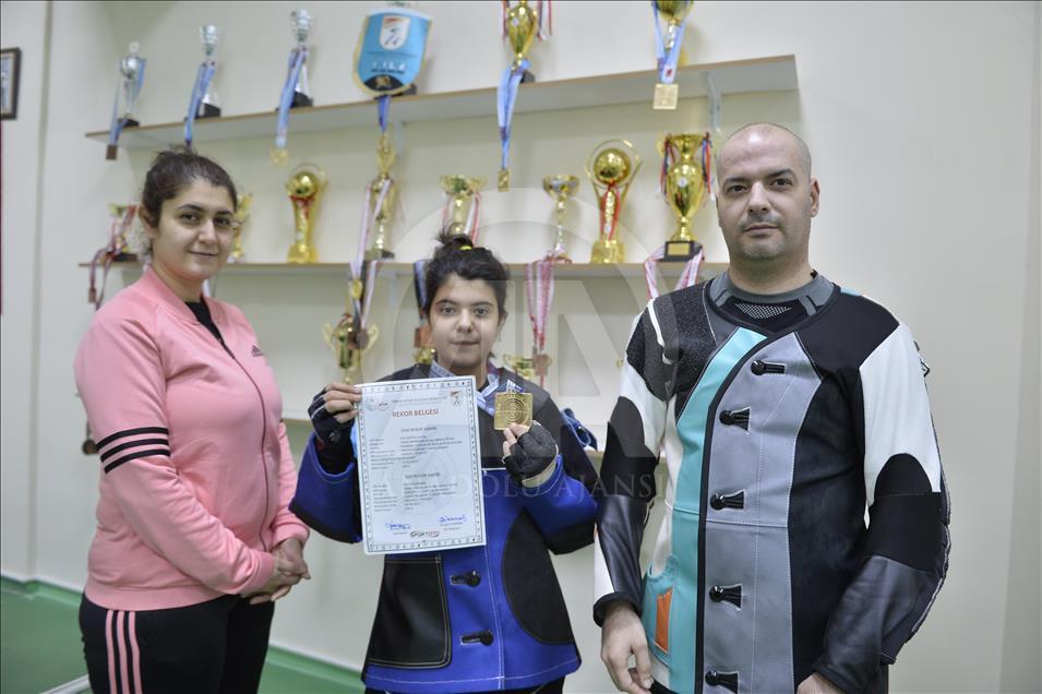 Atıcı anne ve babanın rekortmen kızı