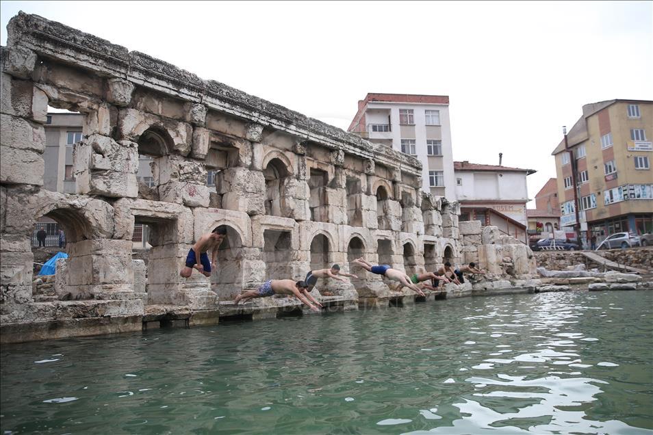 İki bin yıllık hamamda kış ortasında yüzme keyfi