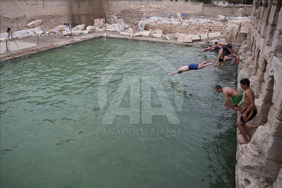 İki bin yıllık hamamda kış ortasında yüzme keyfi