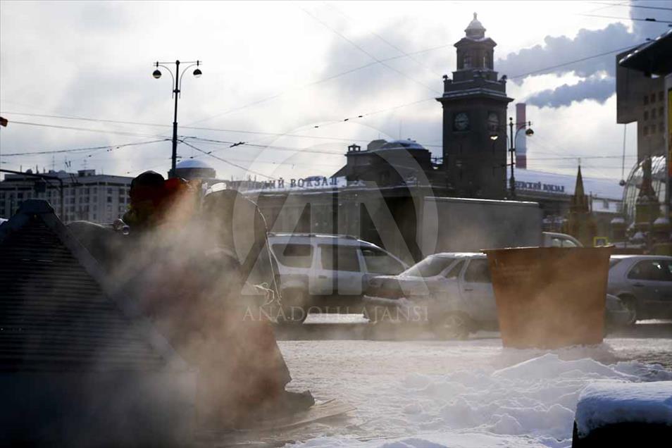 Personas sin hogar en Moscú luchan por su vida en un frío glacial