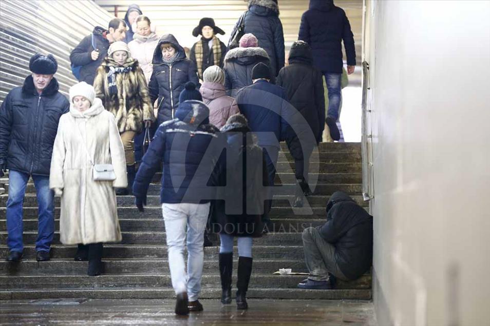 Personas sin hogar en Moscú luchan por su vida en un frío glacial