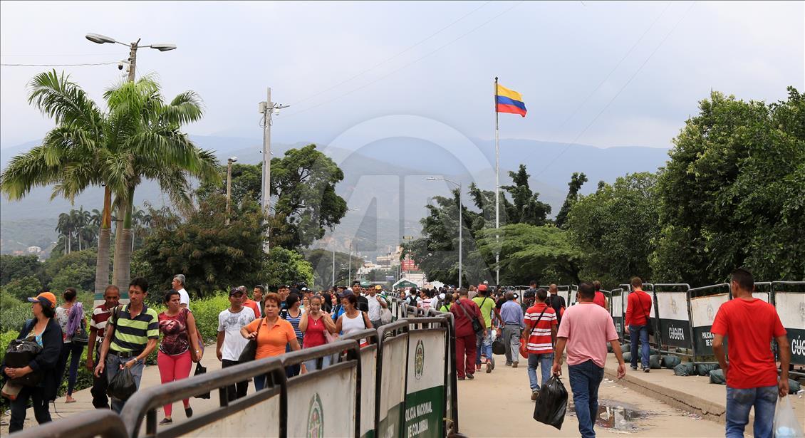 Venezuelans cross border to Colombia via Simon Bolivar Bridge