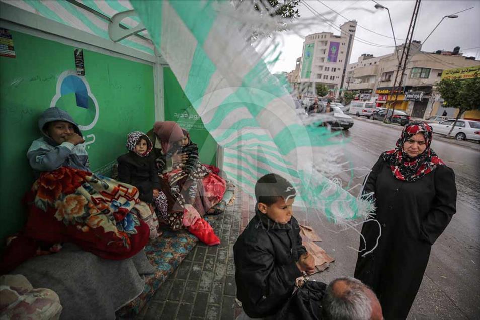 Las familias sin hogar en Gaza tratan de sobrevivir al invierno en carpas