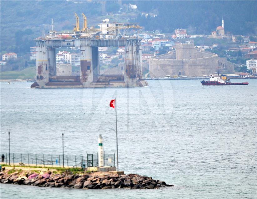 Petrol arama platformu Çanakkale Boğazı'ndan geçti