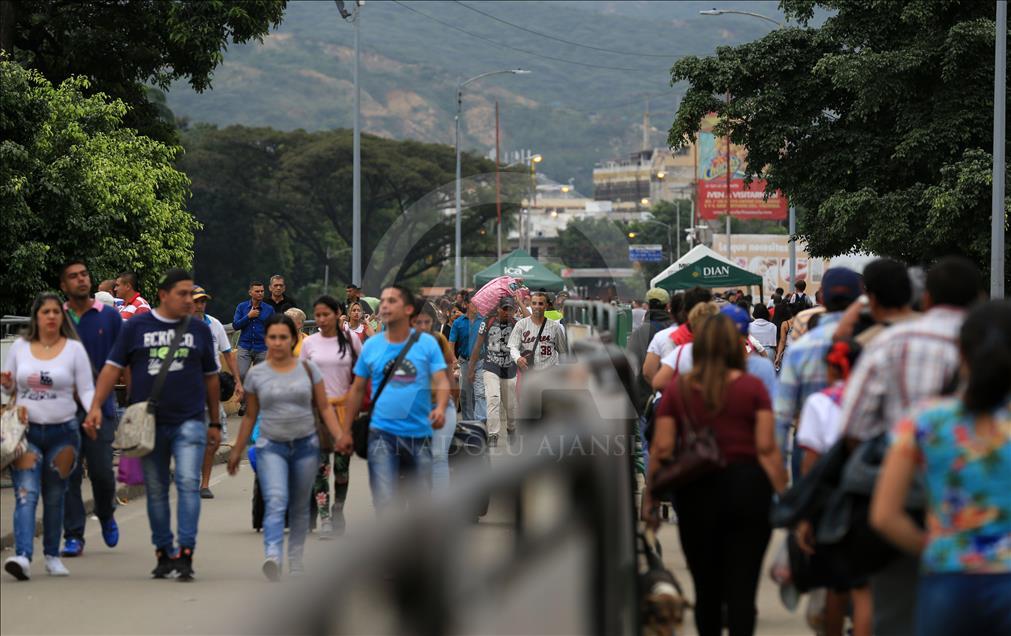 Venezuelans cross border to Colombia via Simon Bolivar Bridge